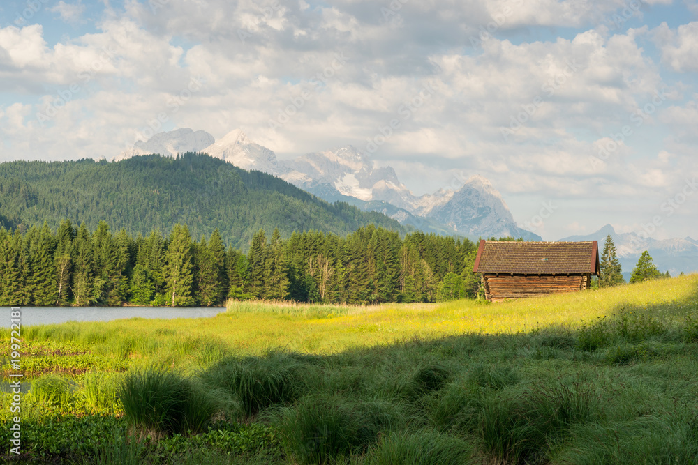 Geroldsee mit Blick zur Zugspitze im Karwendel an einem Tag im Sommer
