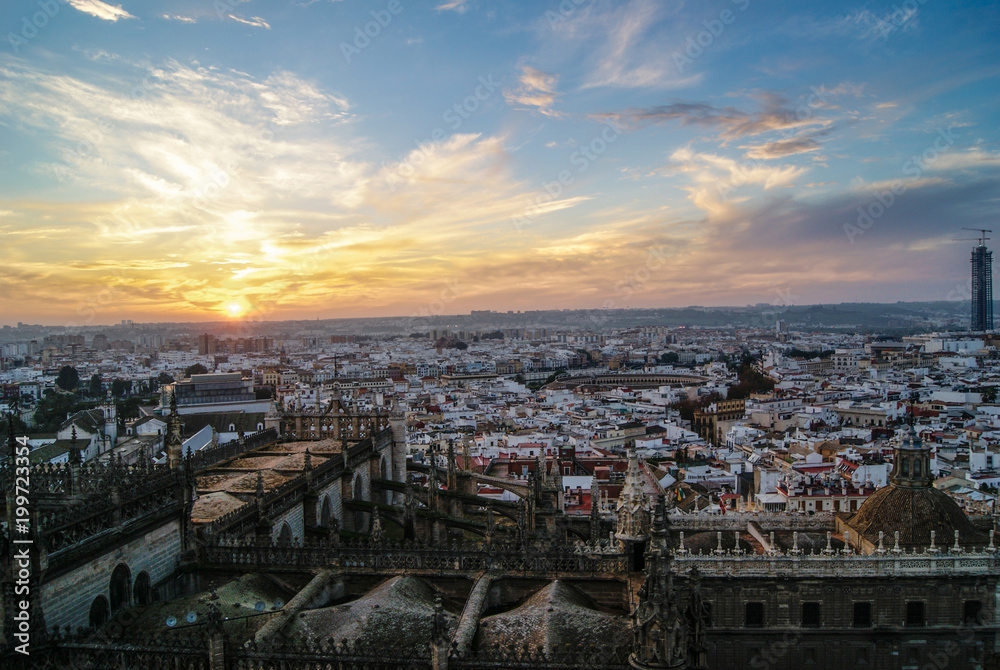 Atardecer en la gran ciudad de Sevilla en Andalucia
