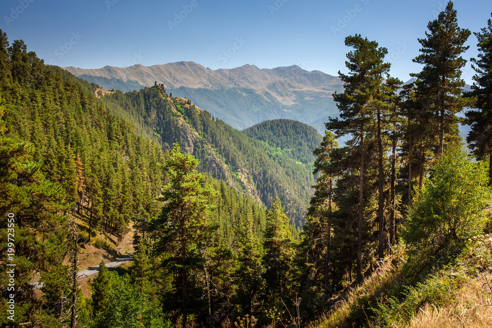 Krajobraz Kaukaz góry w Tusheti regionie, Gruzja
