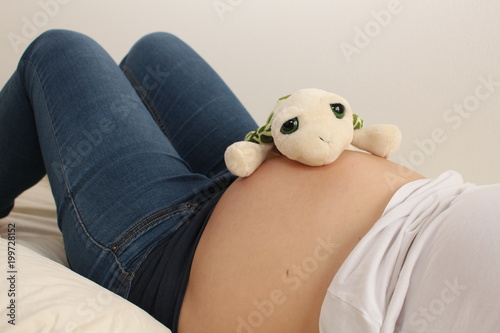 Babybauch mit Schildkröte