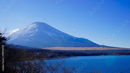 山中湖の旭日丘緑地公園から見る富士山 © corosukechan3