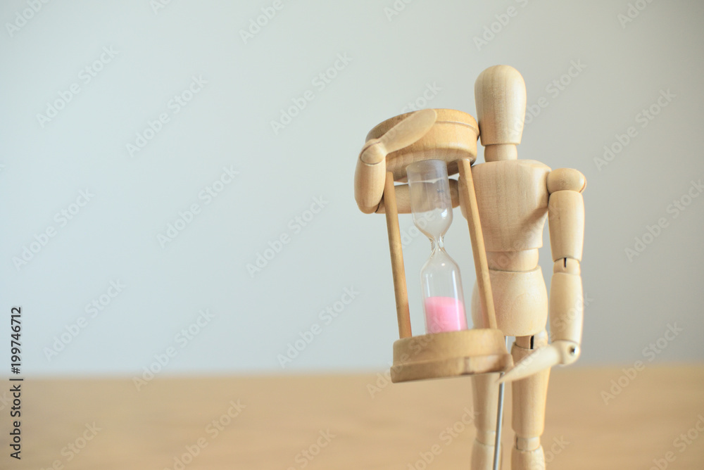 砂時計を持つ人形 Stock Photo | Adobe Stock
