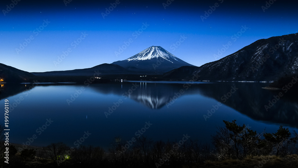 日本、世界遺産、富士山と本栖湖、冬、絶景、雪、感動の風景