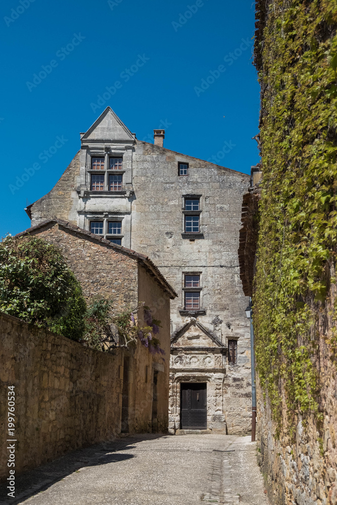 paseo por pueblo de piedra medieval