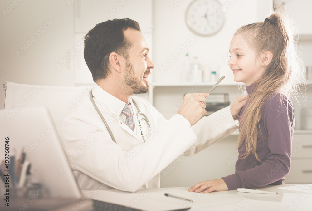 Fototapeta premium Male doctor and little girl