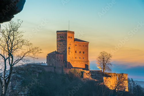 Trifels bei Sonnenuntergang