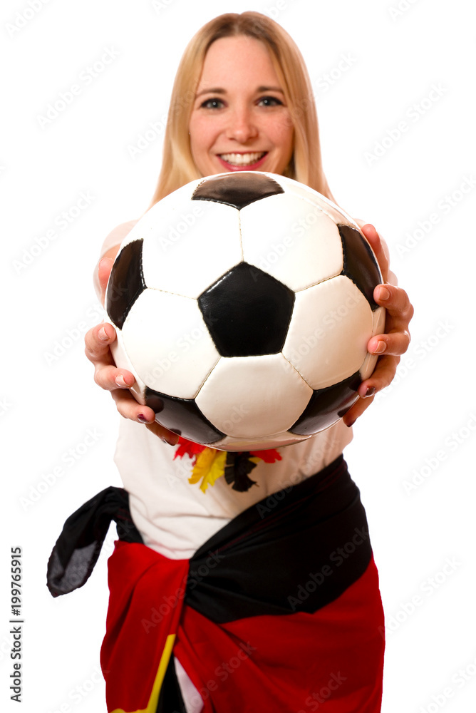 Junge Frau mit Fußball 