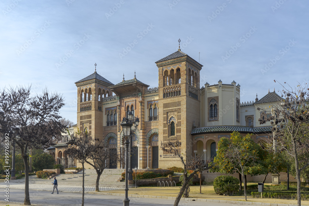 Obraz premium hermoso pabellón mudéjar del parque de María Luisa en la ciudad de Sevilla