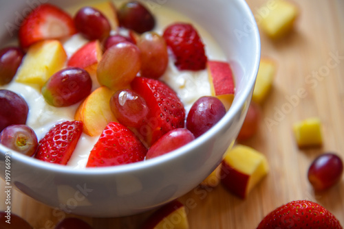 Fototapeta Naklejka Na Ścianę i Meble -  Muesli with fresh fruits and yogurt