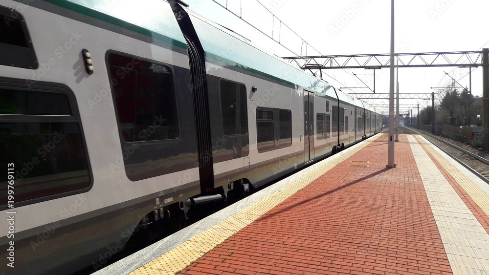 Naklejka premium Treno in viaggio - pendolari o turisti