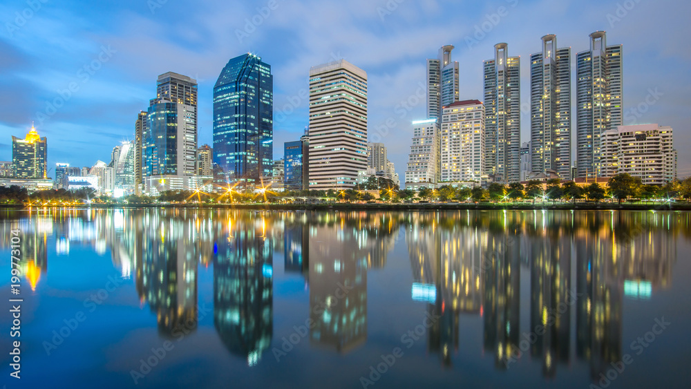 Obraz premium Bangkok miasta - centrum miasta Dzielnica biznesowa obszar miejski w nocy, odbicie krajobraz Bangkok Tajlandia