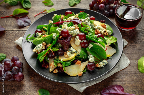 Tela Fresh Pears, Blue Cheese salad with vegetable green mix, Walnuts, red grapes