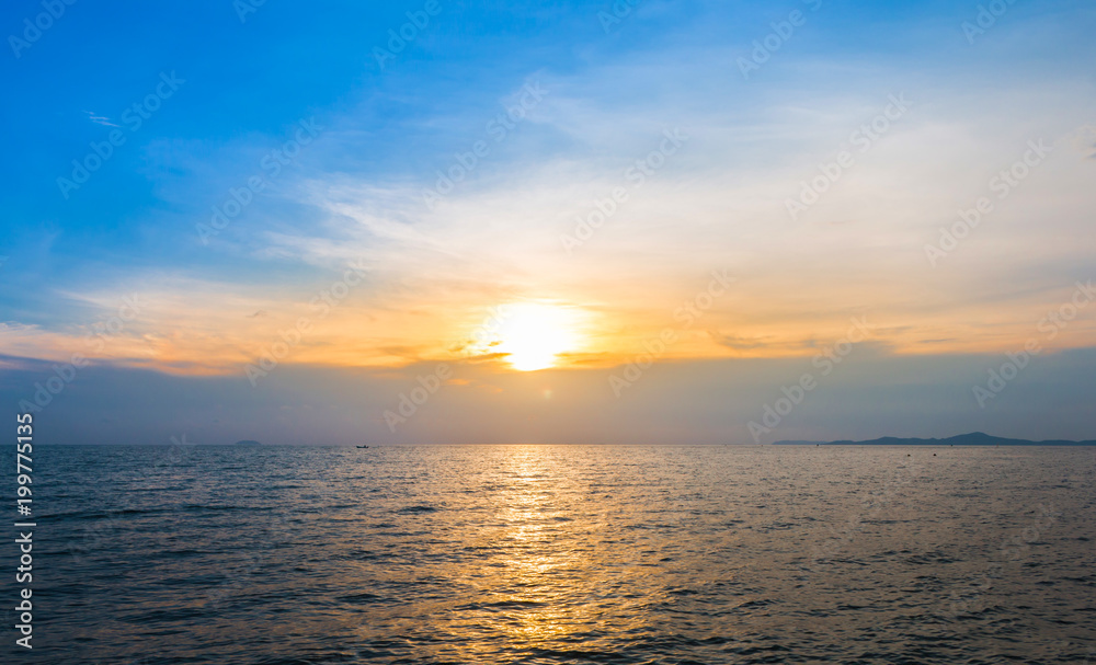 Fototapeta premium Sunset over the sea,.Surface reflection