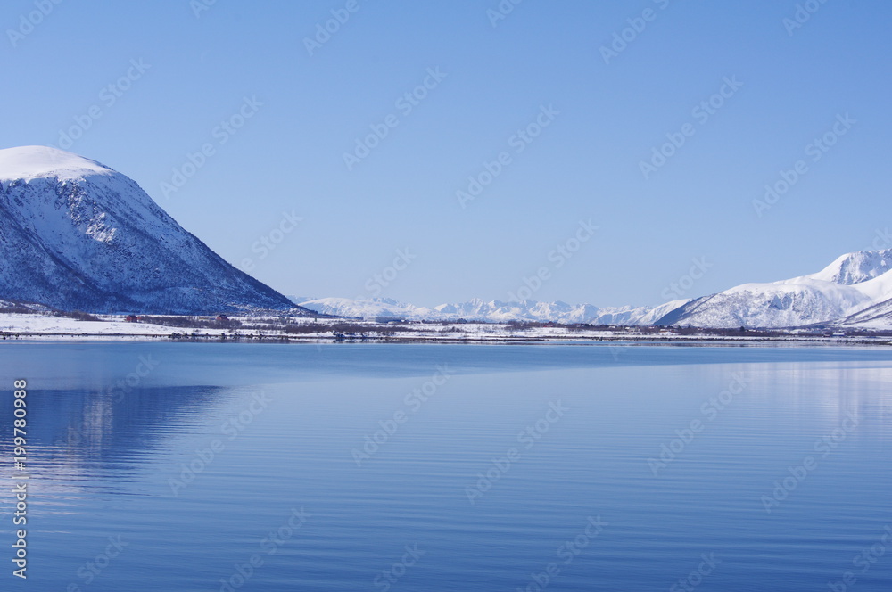 Eisbedeckte Berge und Fjord in Norwegen