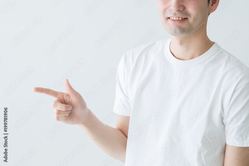 指をさす男性
指をさす男性