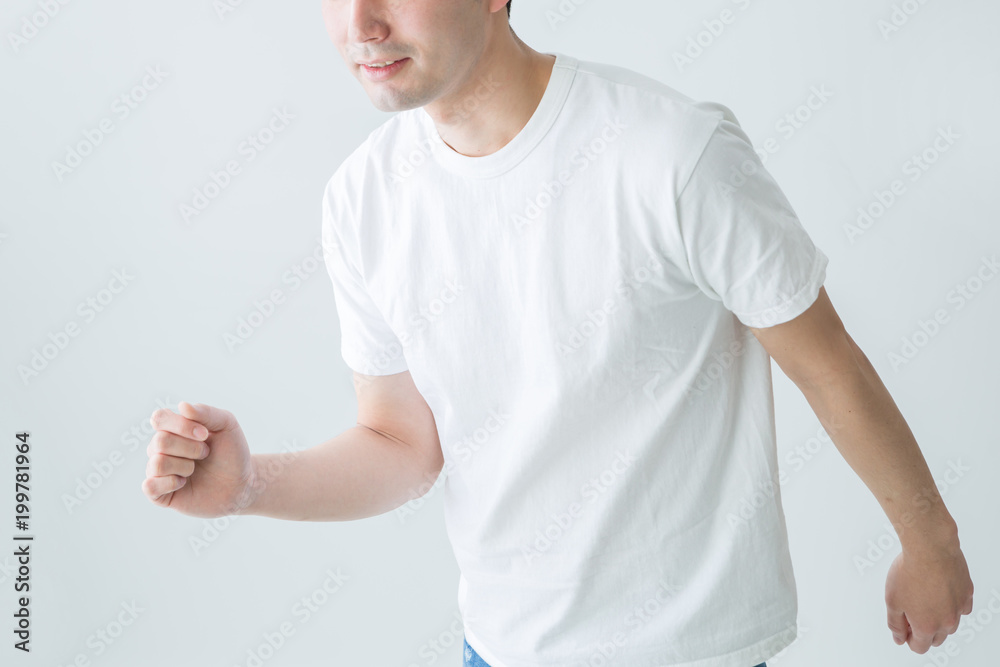 走る男性
走る男性