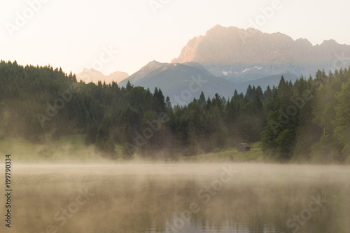 Sonnenaufgang mit nebel im Sommer am Geroldsee im Karwendel