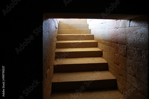 kamienne stare schody wychodzące z podziemi do światła © KOLA  STUDIO