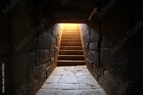 kamienne stare schody wychodzące z podziemi do światła © KOLA  STUDIO