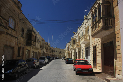 boczna uliczka i stare kamienne domy w starej części miasta w europie południowej w słoneczny dzień © KOLA  STUDIO