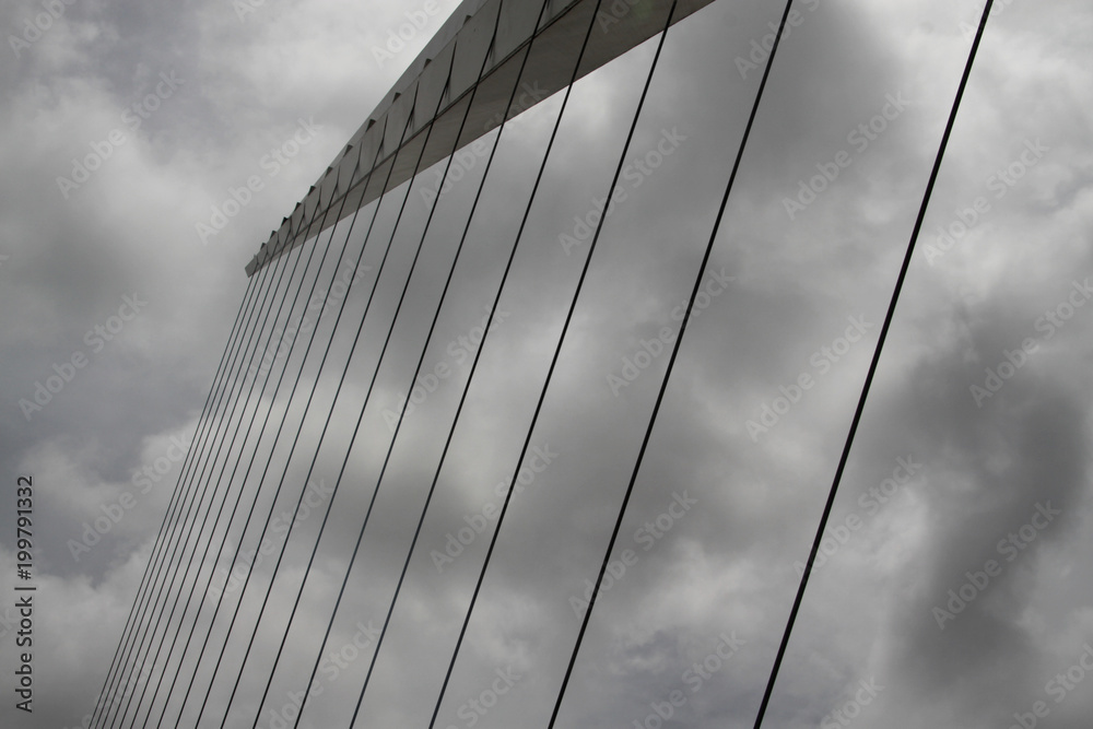 nowoczesny most o konstrukcji linowej w buenos aires na tle dramatycznego zachmurzonego nieba