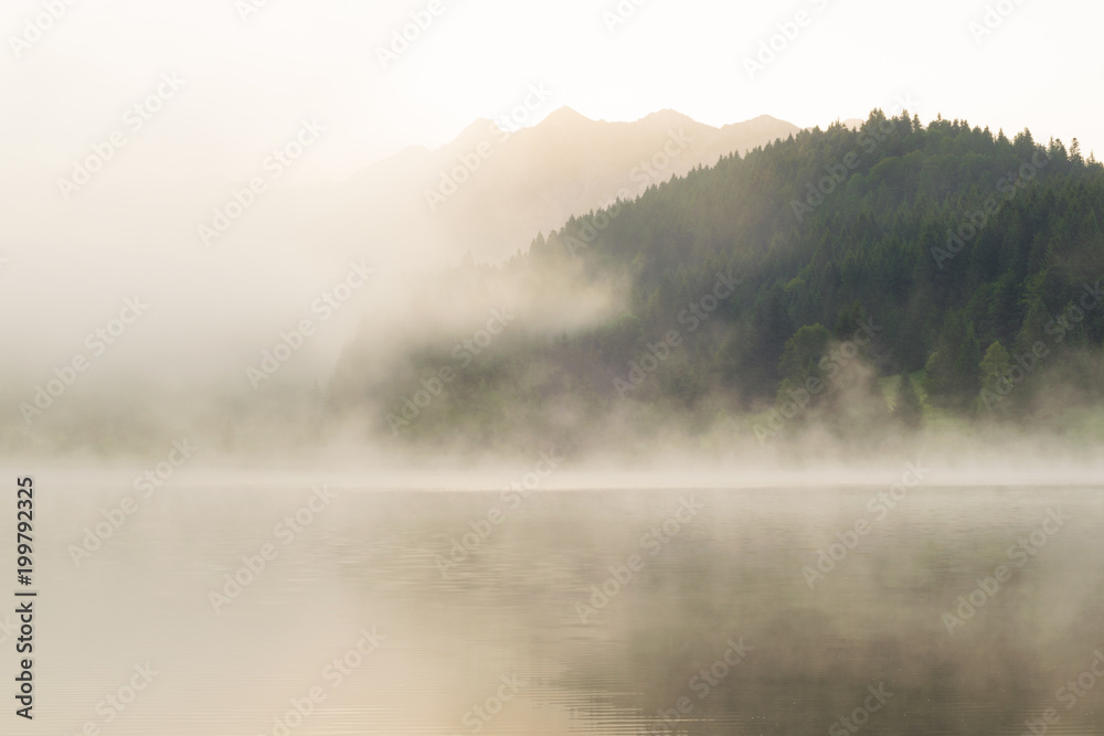 Sonnenaufgang mit Nebel über dem Geroldsee mit Soierngruppe im Hintergrund