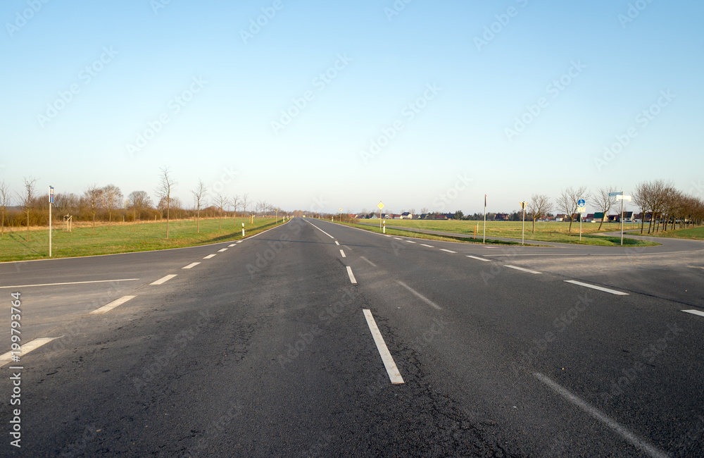 Straße / Straße mit Markierungsstreifen und blauem Himmel