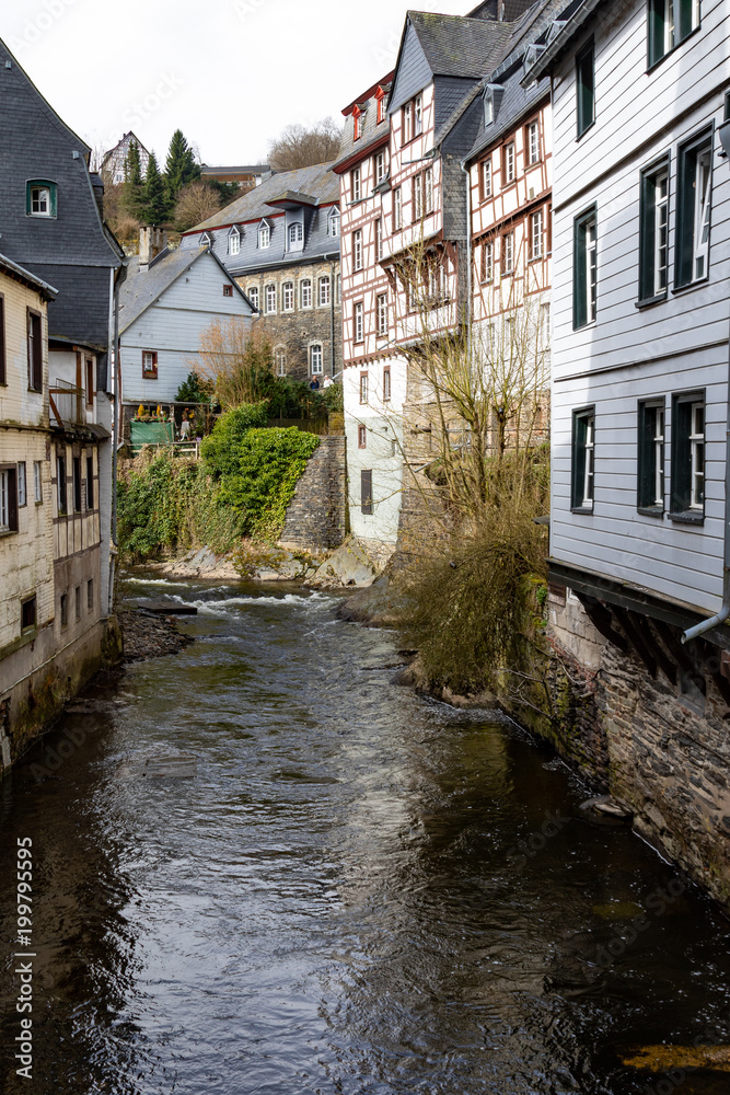 Fachwerkhäuser nahe eines kleinen Flusses in der Innenstadt von Monschau in der Eifel