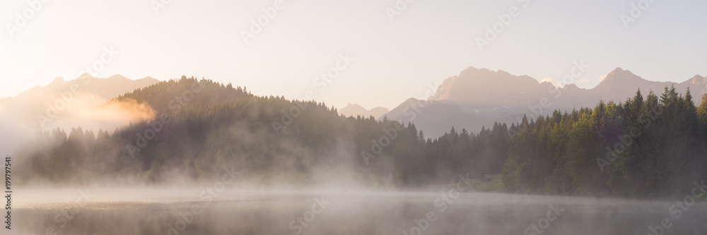 Panorama vom Geroldsee mit Soierngruppe und Karendel in den Alpen - obrazy, fototapety, plakaty 