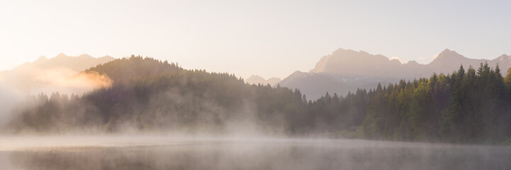 Ingelijste posters Grijs Geroldsee panorama met Karwendel Alpen  © kentauros