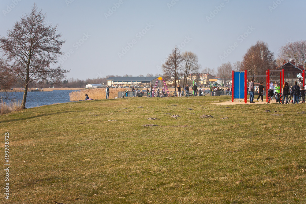 Obraz premium Plac zabaw i siłownia nad jeziorem
