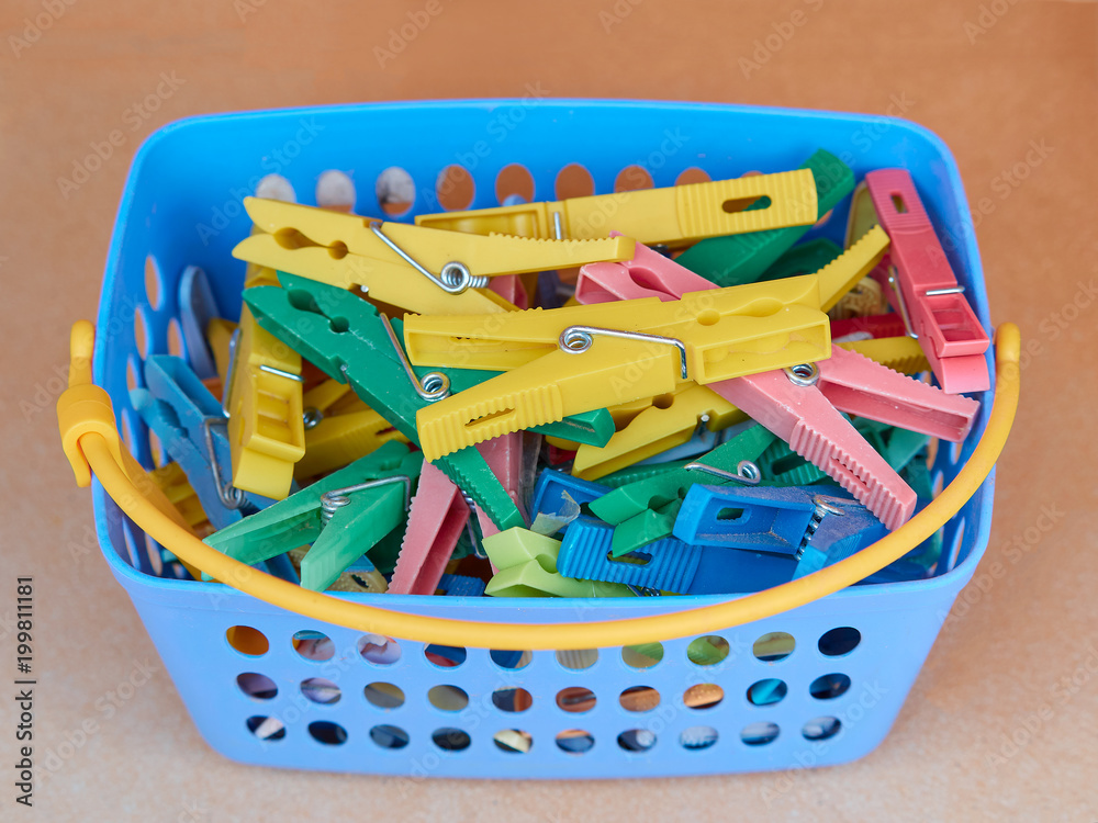 Cesta con Pinzas de Plástico Usadas de Colores para Tender a Secar