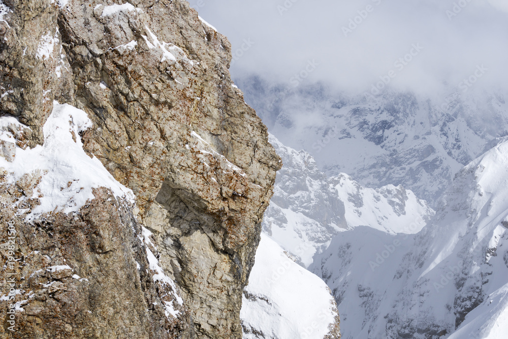 Blick auf riesige Felswand in den bayrischen Alpen 