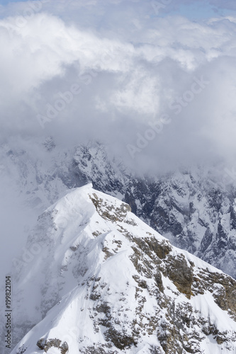 Blick auf die schneebedeckten Berge der bayrischen Alpen 