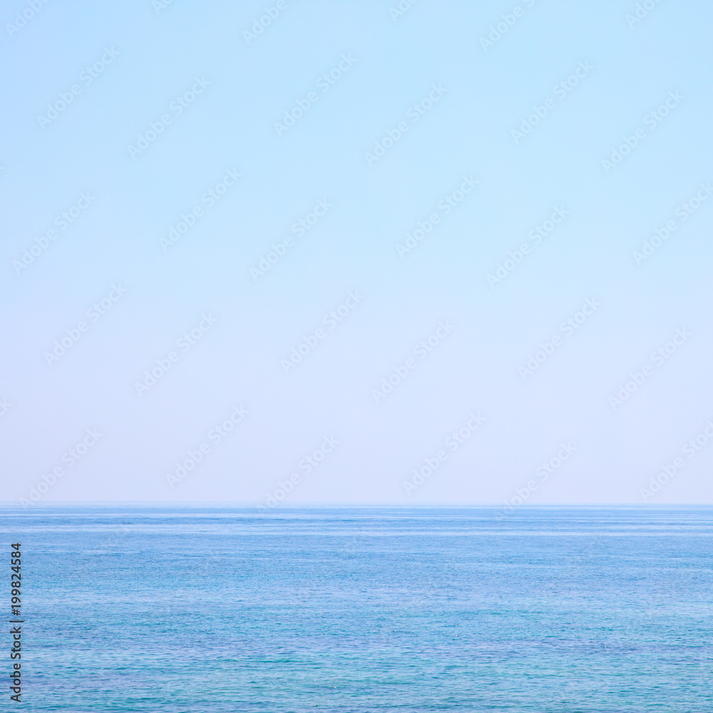 Obraz premium Sea horizon and clear light blue sky