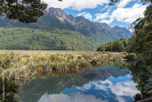 Spiegelsee in Berglandschaft