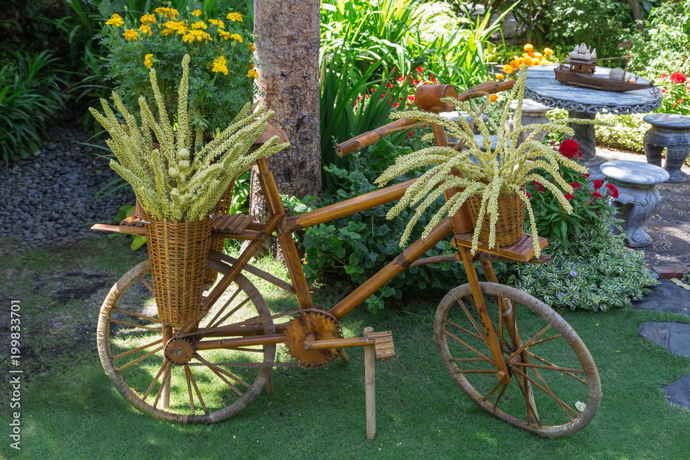 Gartengestaltung. Holz Fahrrad als Blumenständer im Garten.