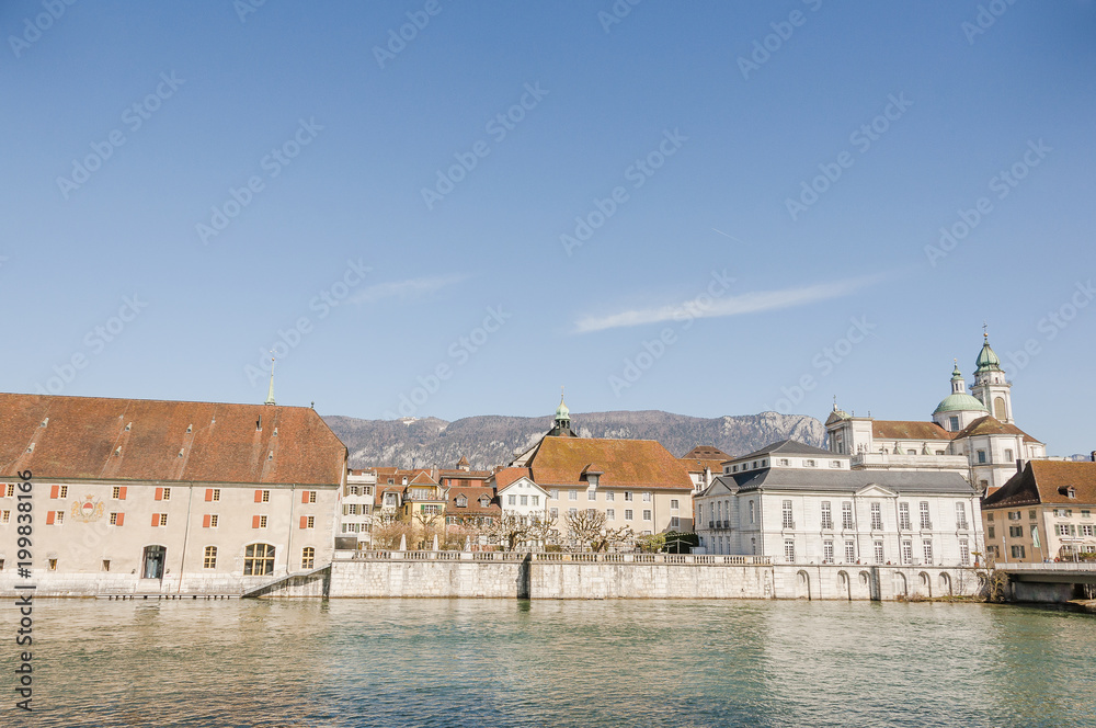 Obraz premium Solothurn, Kathedrale, St. Ursen-Kathedrale, Altstadt, Stadt, Aare, Barock, Barockkirche, Uferweg, Landhausquai, Kreuzackerbrücke, Frühling, Schweiz