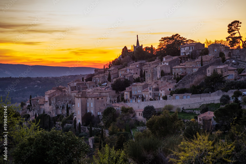 Vue panoramique sur le village de Bonnieux, Provence, Luberon, France. Coucher de soleil.