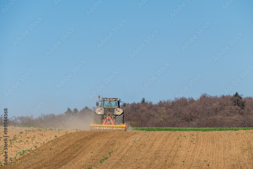 Obraz premium Traktor bei der Feldarbeit