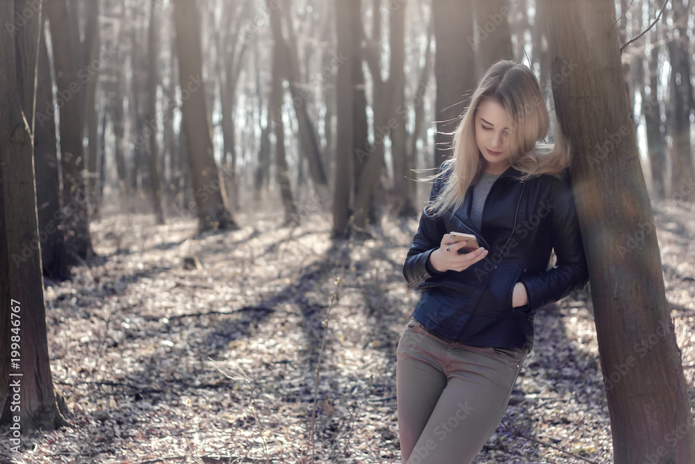 Obraz premium Young woman using mobile phone to searhing and reading news
