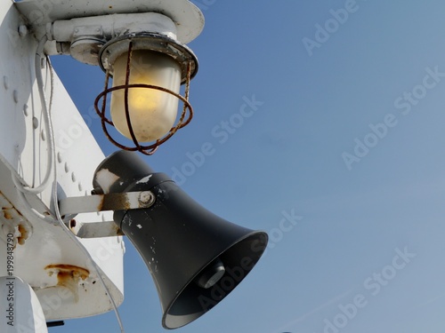 Lampe und Lautsprecher auf Passagierschiff