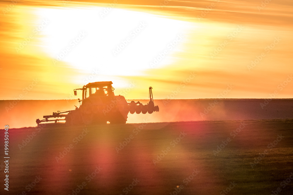 Traktor bei Sonnenuntergang Traktor bei Sonnenuntergang