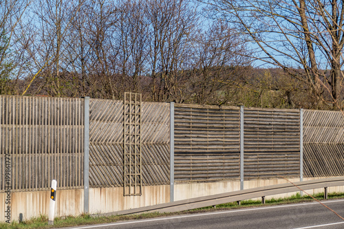 Lärmschutzwand mit Holztafeln