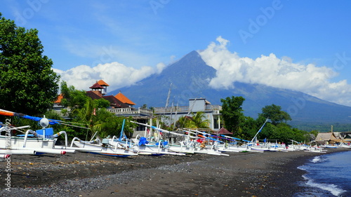Strand mit Fischerbooten in Amed (Bali) und Vulkan Agung im Hintergrund photo
