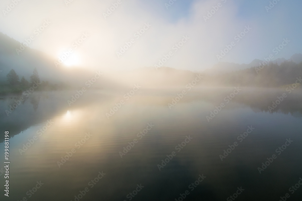 Fototapeta premium Sonnenaufgang mit Nebel am Geroldsee im Karwendel an einem Tag im Sommer