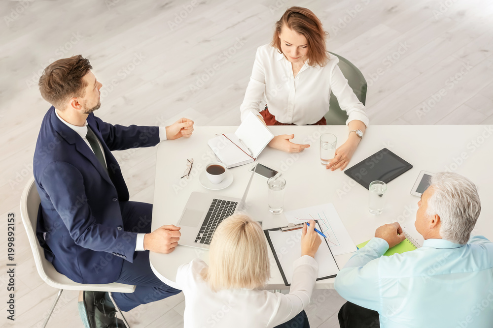 Obraz premium Group of people discussing ideas at table in office. Consulting service concept