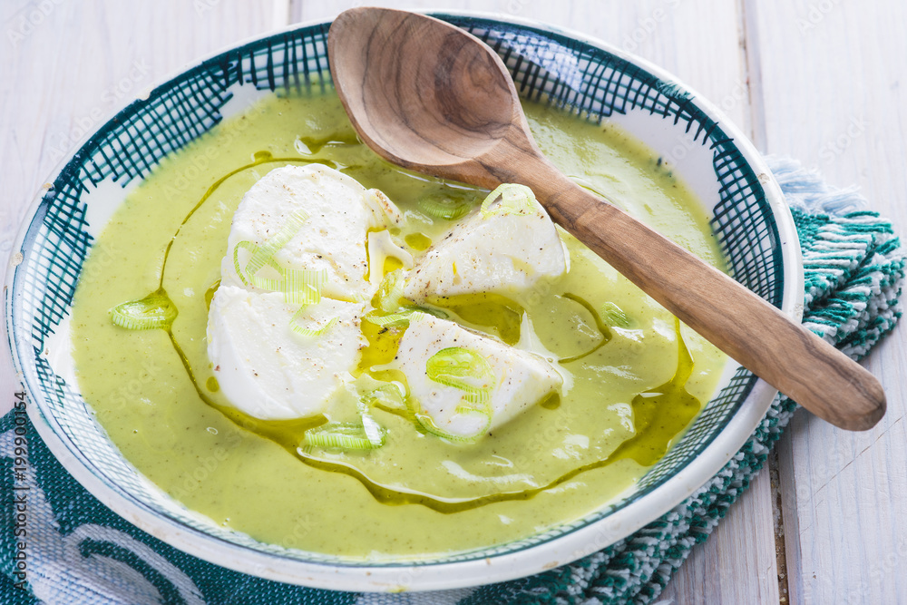Φωτογραφία Crema o sopa de calabacín con manzana y cebolleta y queso mozzarella aderezada c