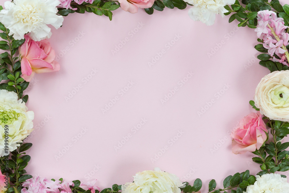 Fototapeta Kwiat ramki ze świeżych gałęzi róż w kształcie pionu i liści eukaliptusa na białym tle, płaskie świeckich i widok z góry