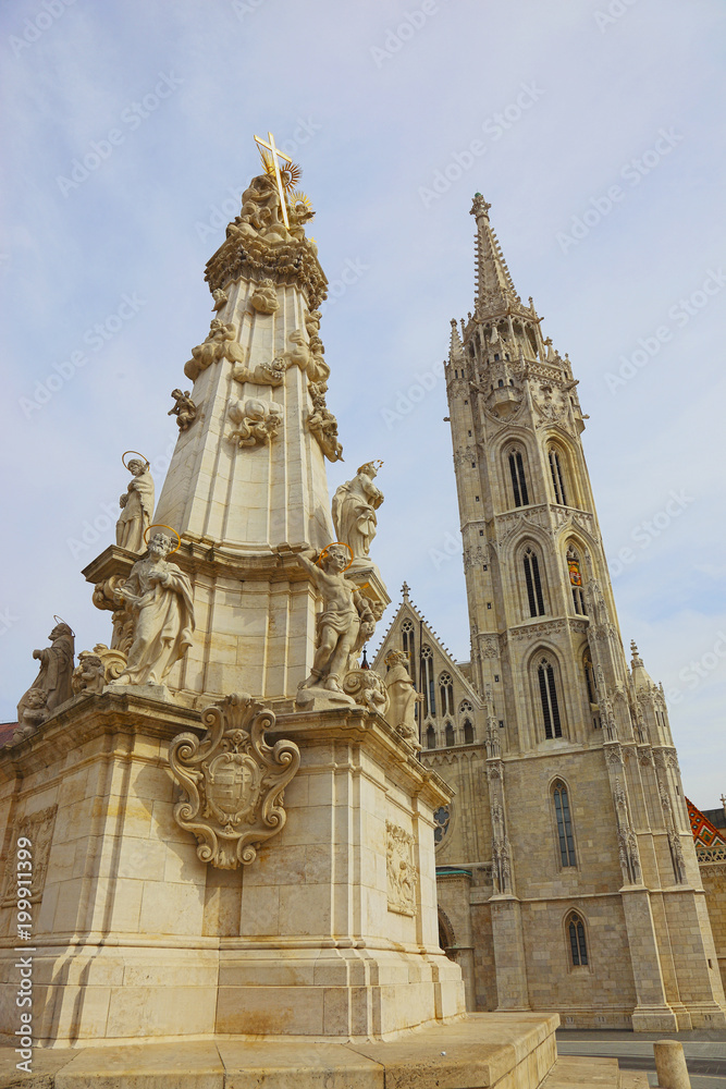 Dreifaltigkeitssäule und Matthiaskirche im Burgviertel von Budapest, Ungarn